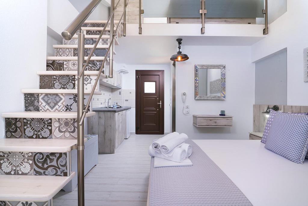 リメナリアにあるStudio Ermioni Freshの螺旋階段付きの白い部屋、キッチンが備わります。