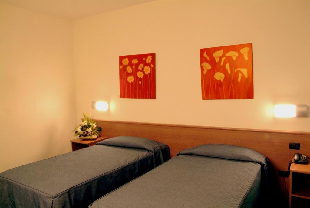 Postel nebo postele na pokoji v ubytování Hotel Gallia
