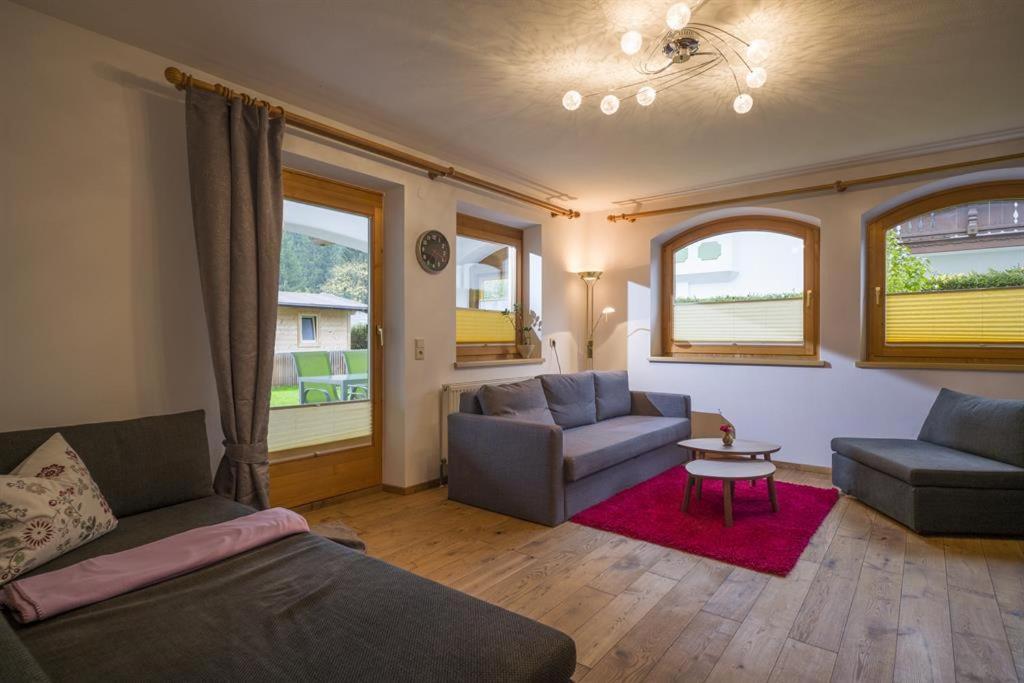 ein Wohnzimmer mit 2 Sofas und einem Tisch in der Unterkunft Ferienwohnung Hauser in Söll