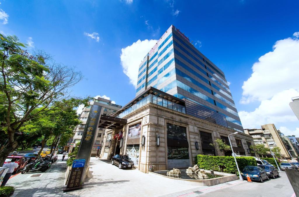 wysoki budynek przy ulicy miejskiej w obiekcie Fullon Hotel Taipei, Central w Tajpej