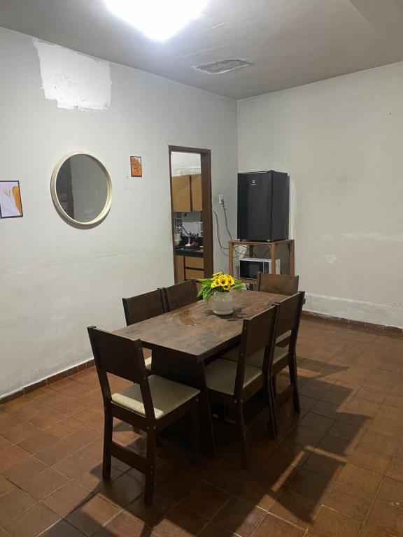 a dining room with a wooden table and chairs at Casa 3 Quartos Espaço Luxemburgo in Anápolis