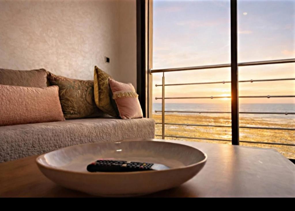 a living room with a large bowl on a coffee table at Horizon bleu in El Jadida