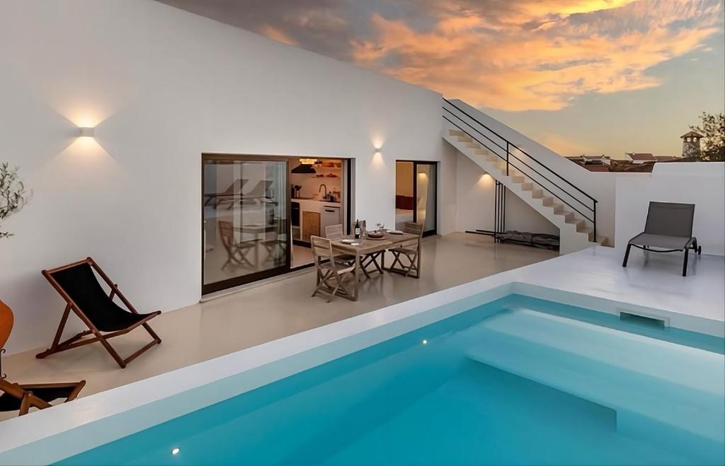 a villa with a swimming pool and a house at Villas Mont-Blanc in Reguengos de Monsaraz