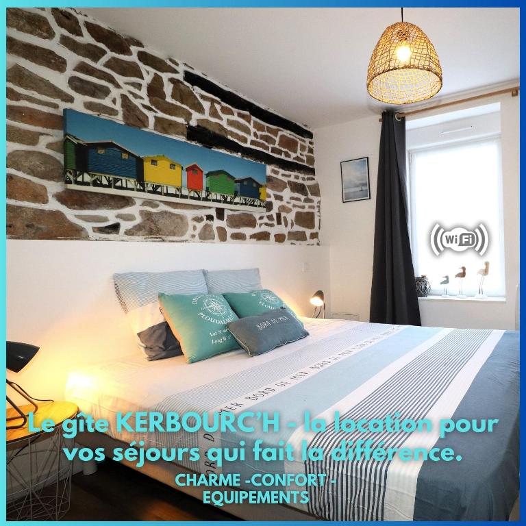 a bedroom with a bed with a painting of a train on the wall at Gîte KERBOURC'H charmant et confortable, mer et plages à 3km, Ploudalmézeau in Ploudalmézeau