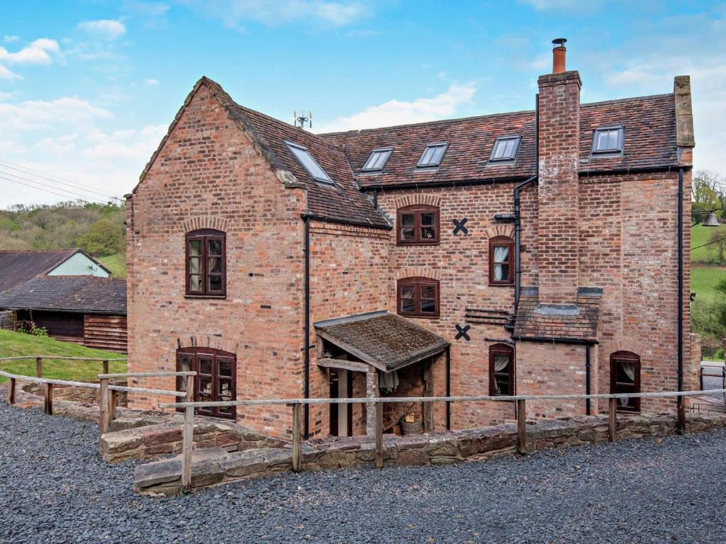 an old brick building with a fence in front of it at 4 Bed in Bridgnorth oc-oship in Highley