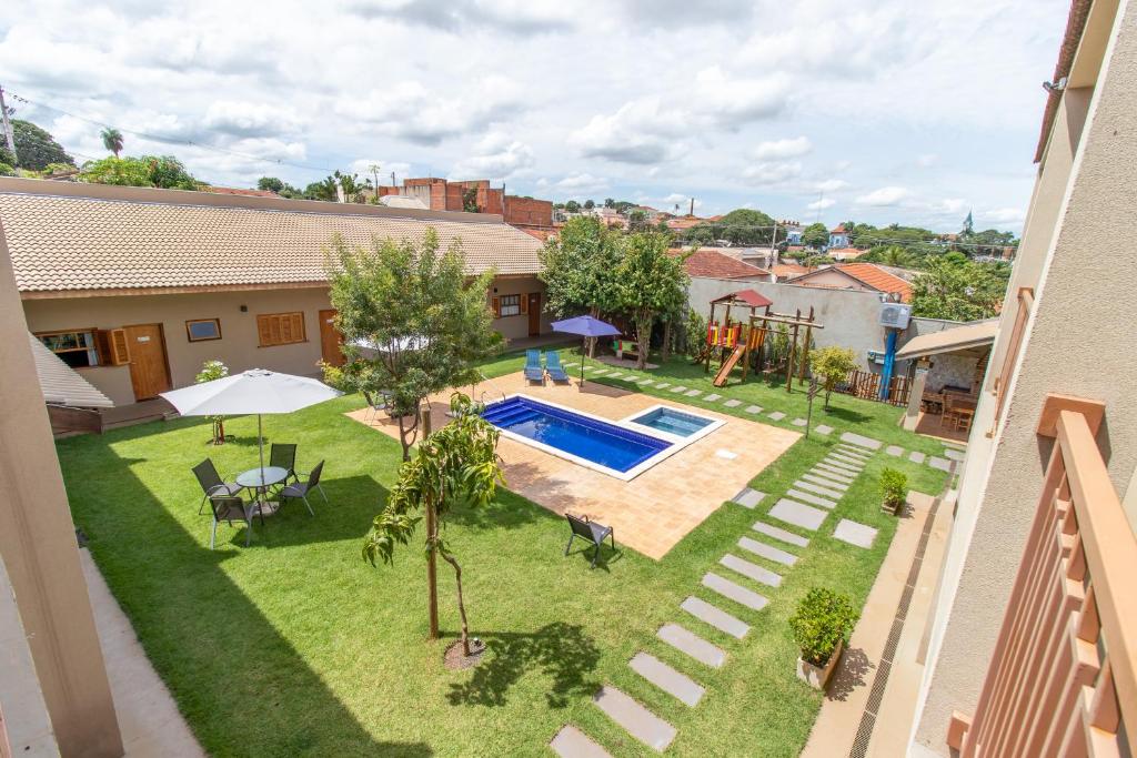 an aerial view of a backyard with a swimming pool at Pousada das Bandeiras in Olímpia