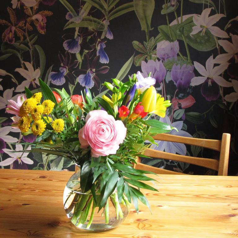 a vase filled with flowers sitting on a table at Casa Karp "Maisonette" in Königstein an der Elbe