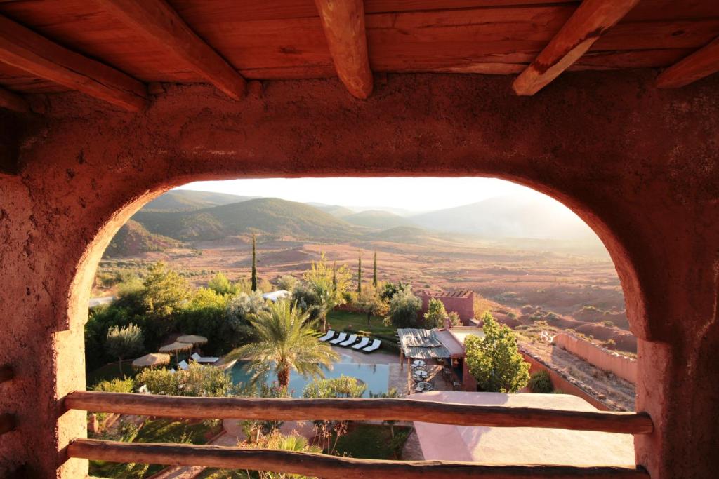Aussicht aus dem Fenster eines Resorts mit Pool in der Unterkunft La Kasbah d'Ouzoud in Ouzoud