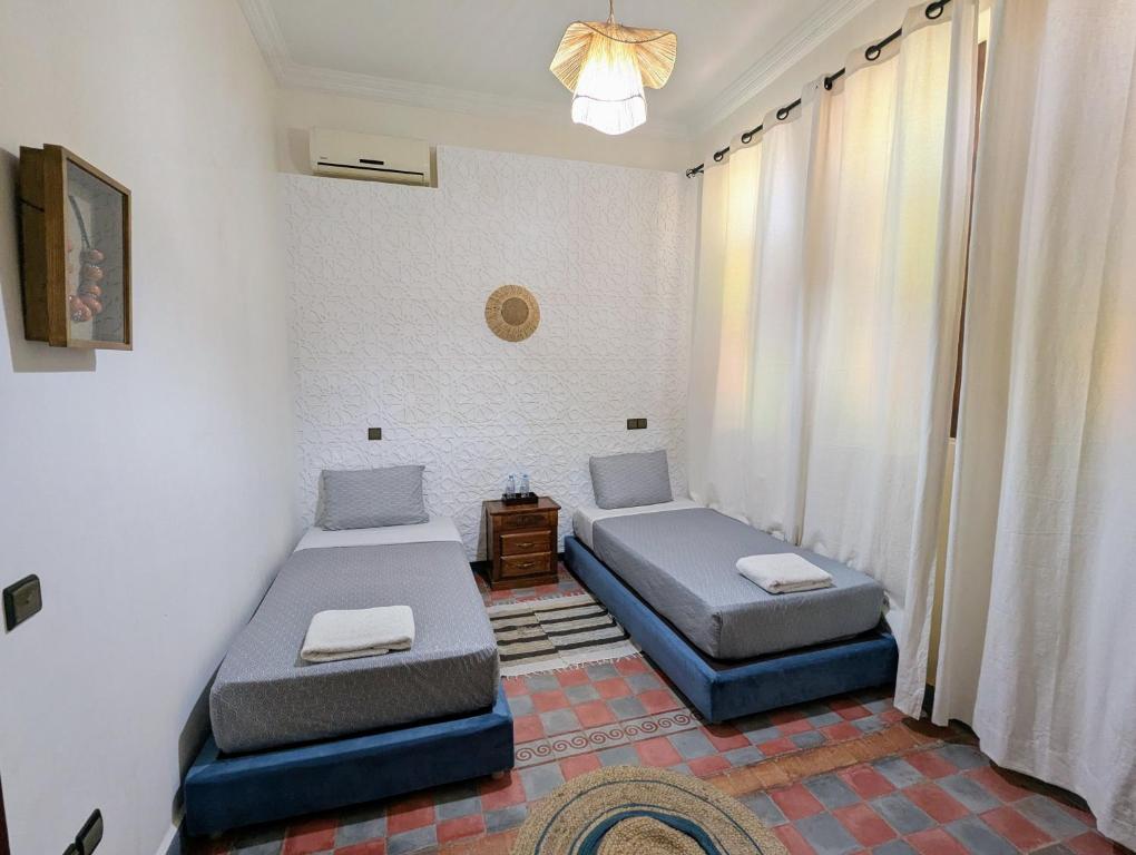 Lit et bureau dans la chambre