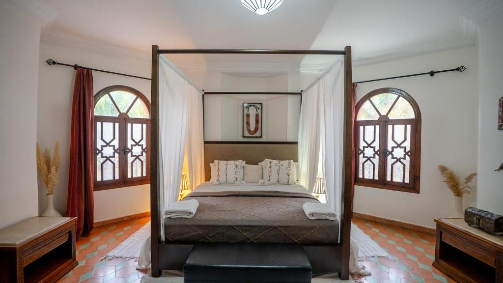 Chambre avec lit à baldaquin
