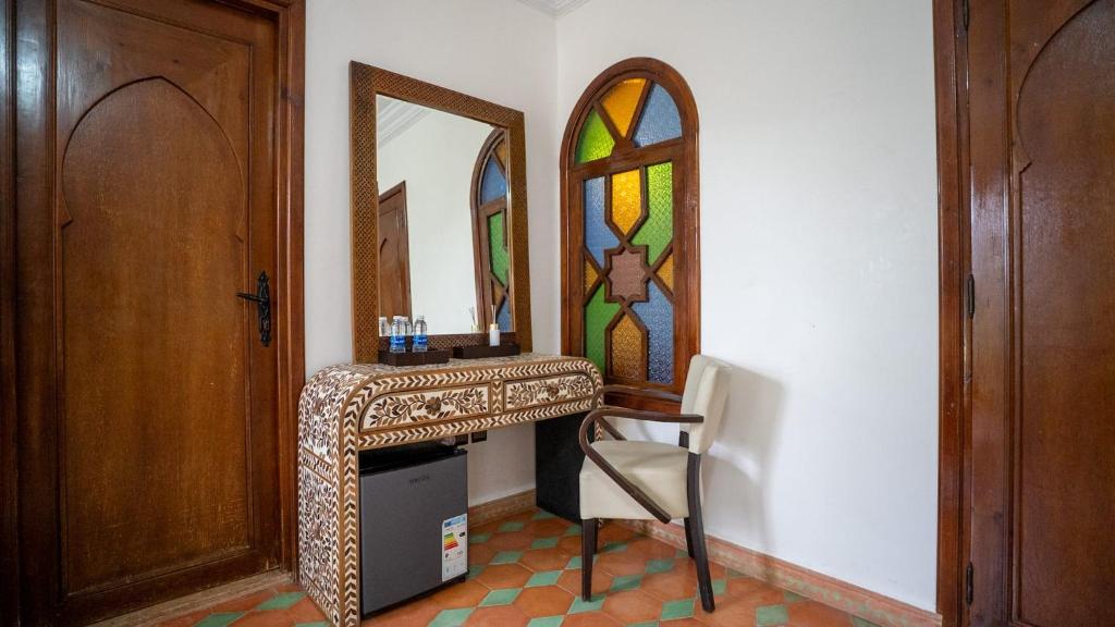 Lit double dans une chambre rénovée