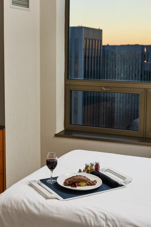 Renaissance Chicago O'Hare Suites Hotel photo