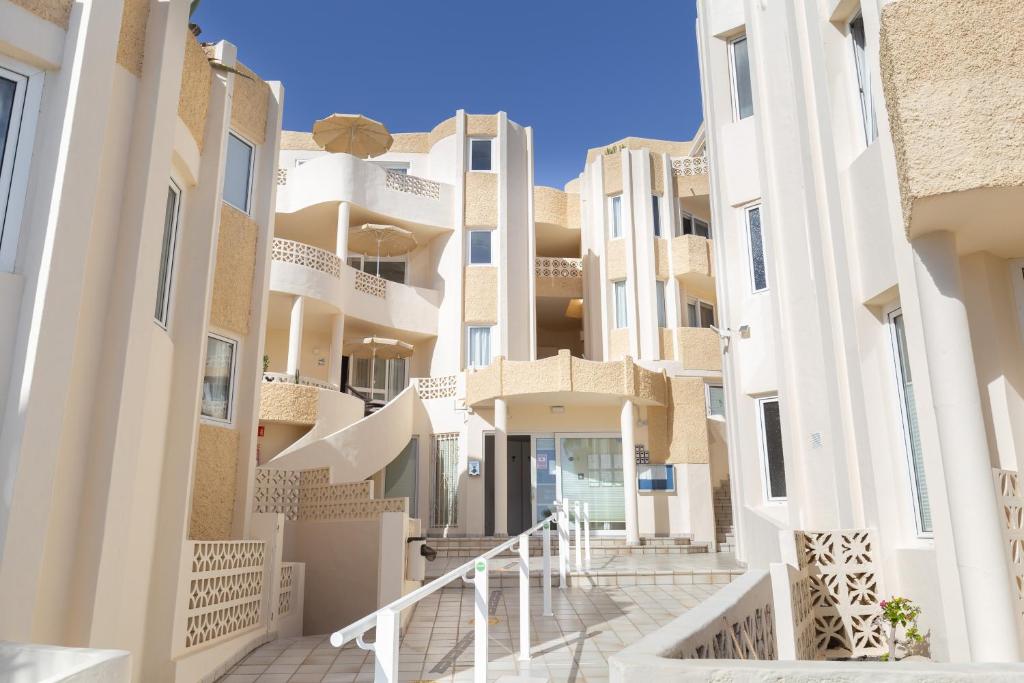 a view of the courtyard of a apartment building at R2 Maryvent Beach Apartments in Costa Calma