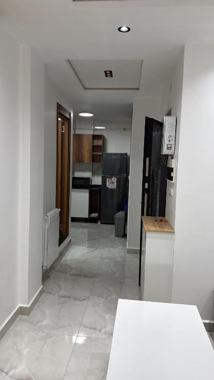 an empty room with a kitchen and a living room at Allaoua in Stamboul