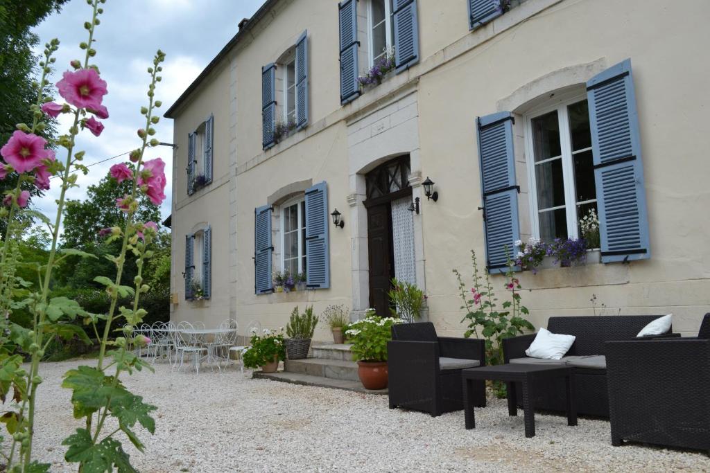 Casa con persianas azules y patio en Le Manoir, en Souillac
