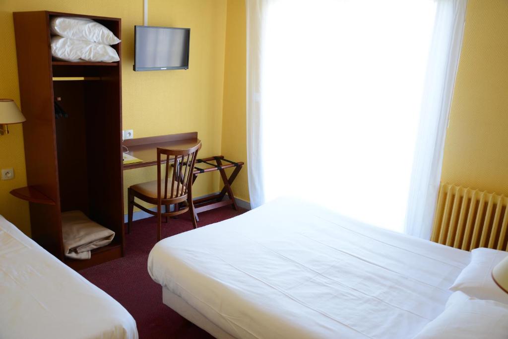 Logis Le Petit Trianon - Family Room (3 Adults)