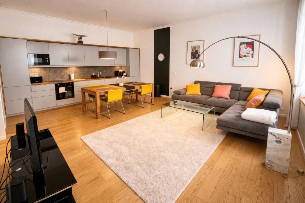 Old Town Antibes Apartment with AC 320m from Beach