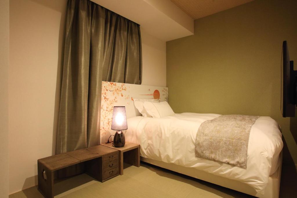 Postel nebo postele na pokoji v ubytování Centurion Hotel Grand Kobe Station