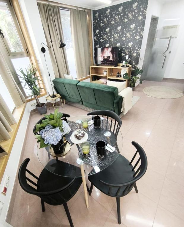 a living room with a table and chairs at Plaza de la Torre in Pontevedra