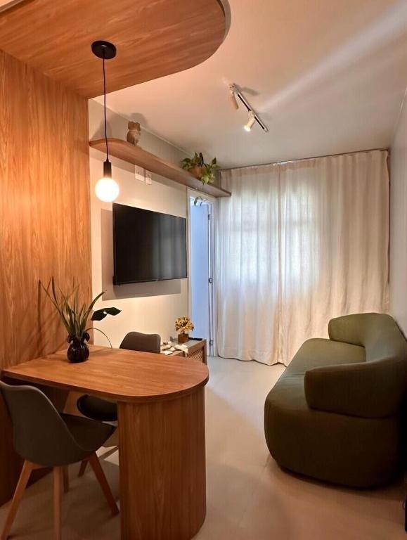 a living room with a table and a couch at Flat em Brasilia - Parque do Sudoeste in Brasília