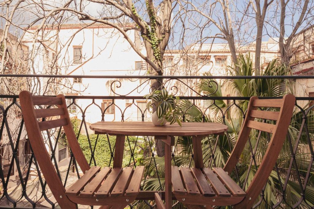 a wooden table and two chairs on a balcony at Casa Martù in Palermo