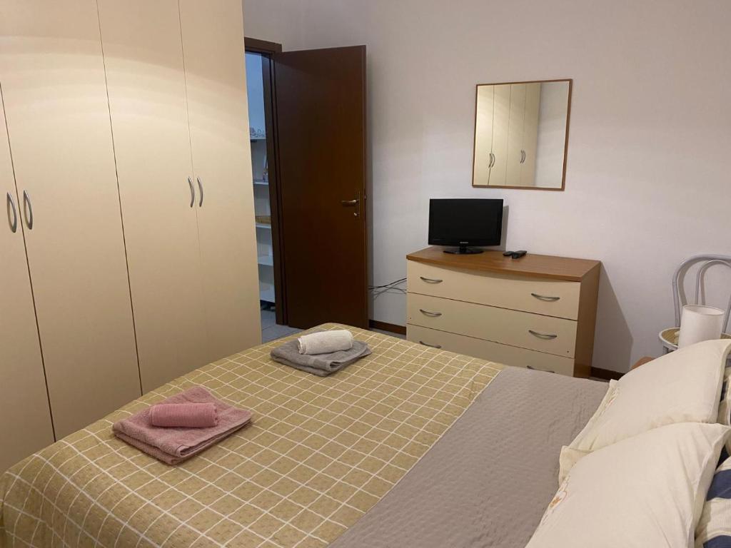 a bedroom with a bed and a dresser and a mirror at Matì 2 con navetta 25Eur in Lonate Pozzolo