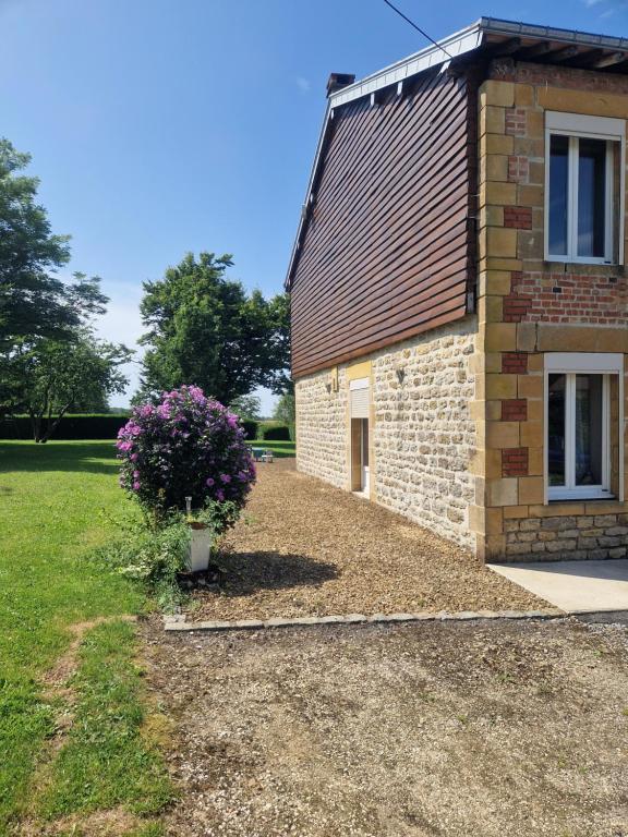 a brick house with a plant in front of it at Chez Bya in Bouvellemont