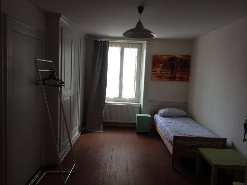 a bedroom with a bed and a window at Chambre A 1er étage in Biel