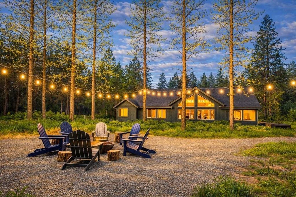 a group of chairs and a table in front of a house at Playground in the Pines in Ronald