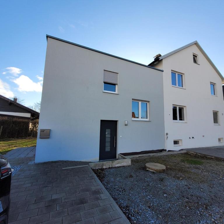 a white building with a door in the side of it at Appartement mit 3 Zimmern in Straubing
