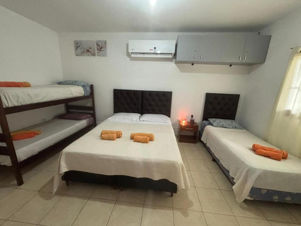 two beds in a room with twounks at Tu casa en Ruta 34 - Wifi - Cochera -5 personas in Fernández