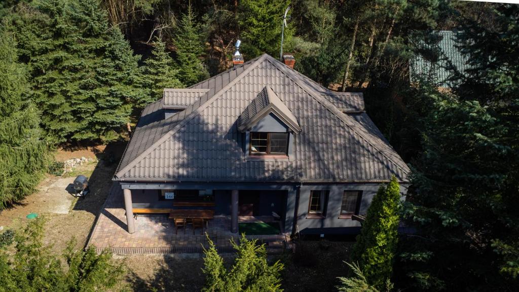 an aerial view of a house in the woods at Domek nad rzeką in Joniec