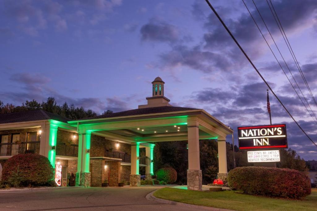 ein Gebäude mit einem Schild der Nationals Inn davor in der Unterkunft Nations Inn - West Jefferson in West Jefferson