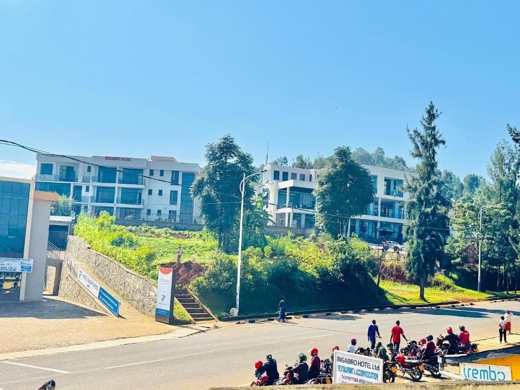 Eine Gruppe von Motorradfahrern, die eine Straße entlangfahren in der Unterkunft Ibigabiro Hotel in Kagano