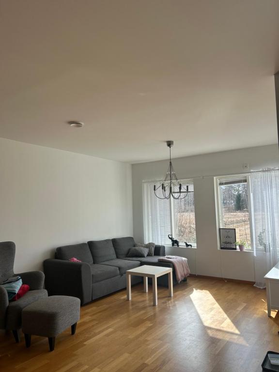 ein Wohnzimmer mit Sofa und Tisch in der Unterkunft Kattby in Hammarland