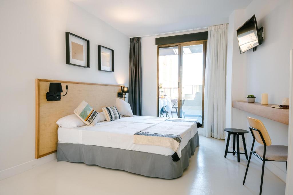 a hotel room with a bed and a balcony at BLUESEA Faro Cullera in Cullera