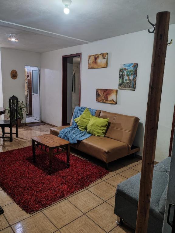 salon z kanapą i stołem w obiekcie Apartment 2 w mieście Santa María Tonantzintla