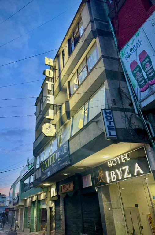 a building with a hotel sign on a street at HOTEL IBYZA Ipiales in Ipiales