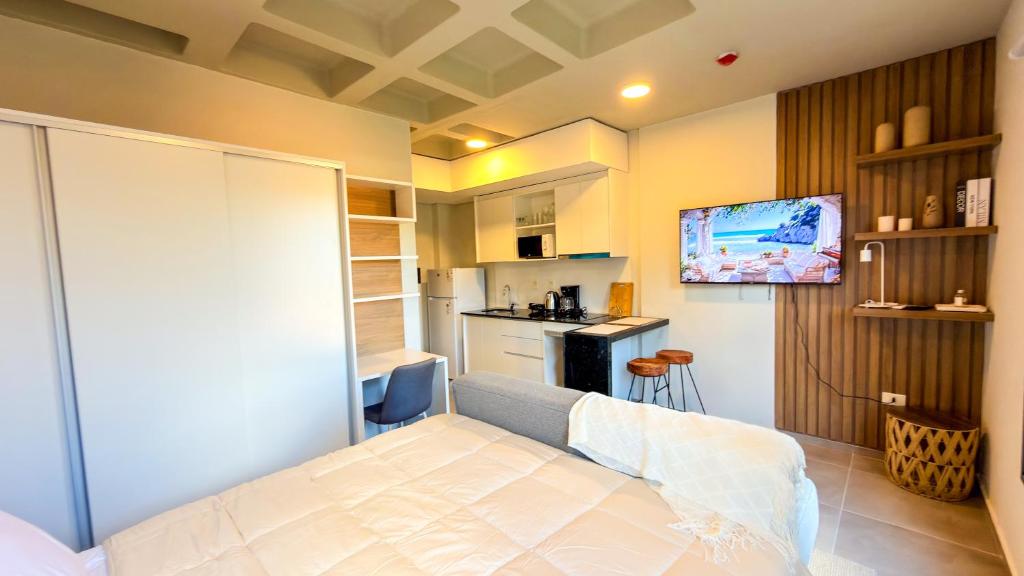 a small room with a bed and a kitchen at Civis Jardinia Studio 1B Pool & Sauna in Luque