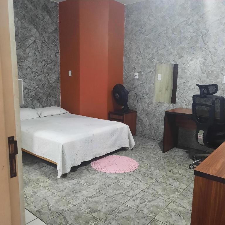 a bedroom with a bed and a tv in it at Apartamento confortável em Cuiabá in Cuiabá