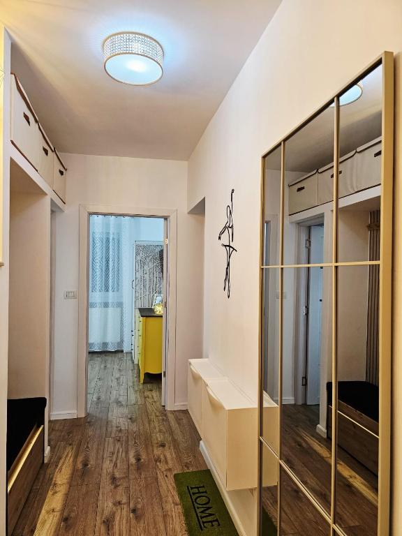 a room with a mirror and a closet at Happy Place Făgăraș in Făgăraş