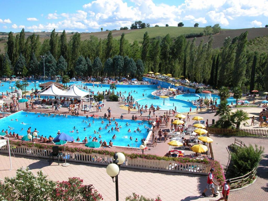 uma grande piscina com muitas pessoas em Centro Vacanze Verde Azzurro em Cingoli
