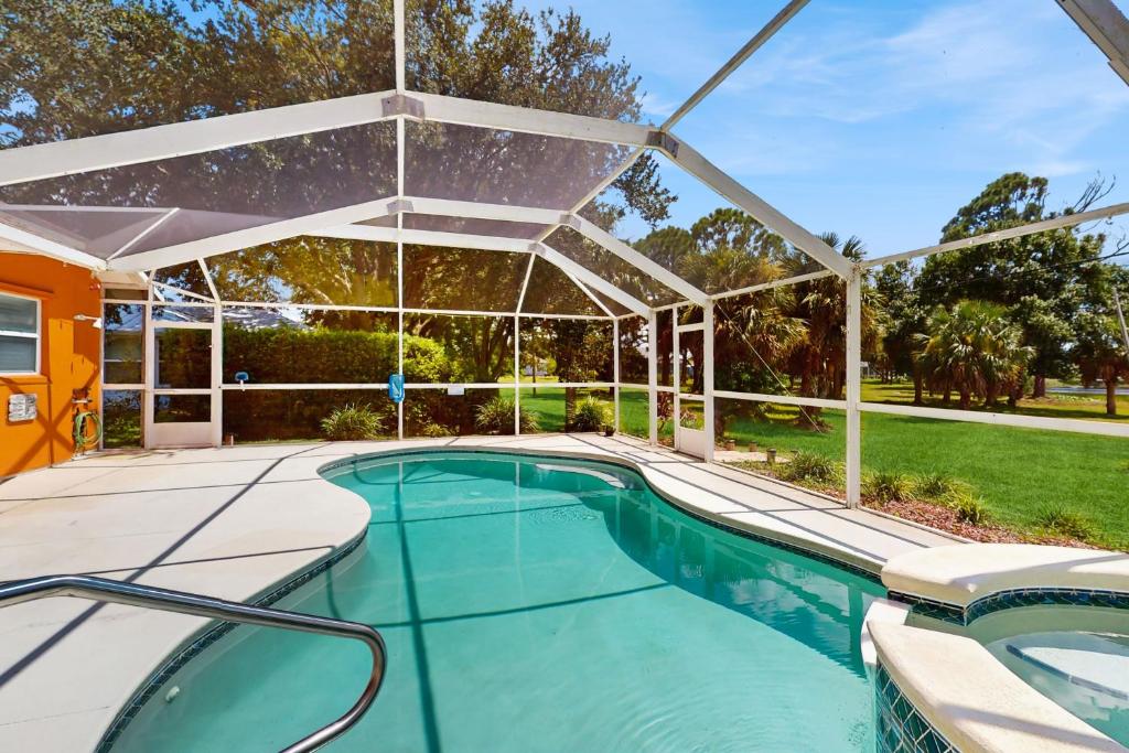 an overhead view of a swimming pool with a pergola at Sebastian Serenity in Sebastian