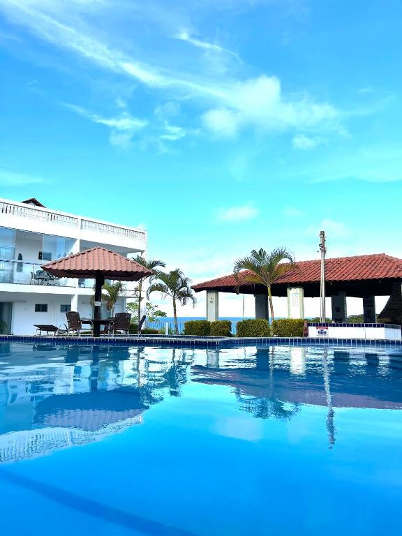ein großes Schwimmbecken vor einem Gebäude in der Unterkunft Flat Granito e Jasmim in Conde