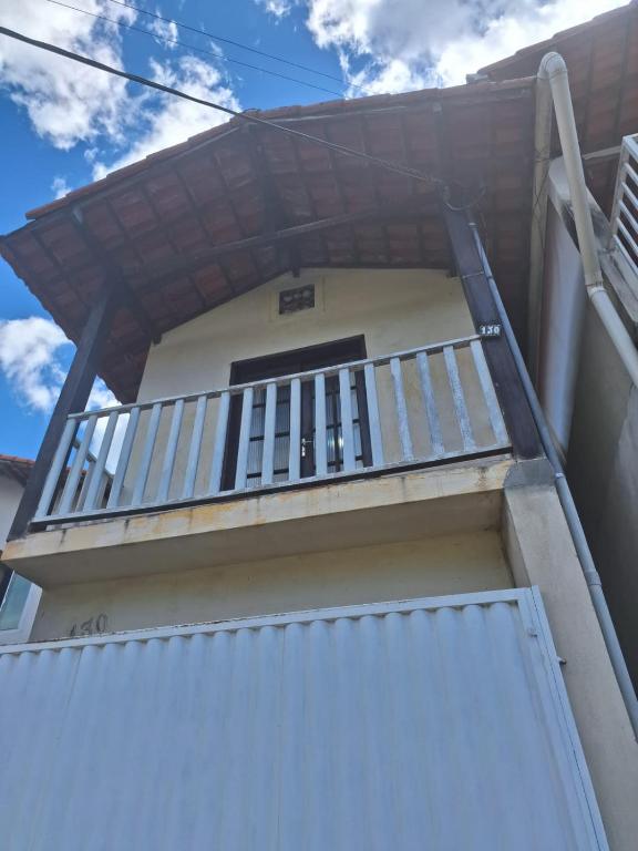 a balcony on the side of a house at Flat Serrano in Miguel Pereira