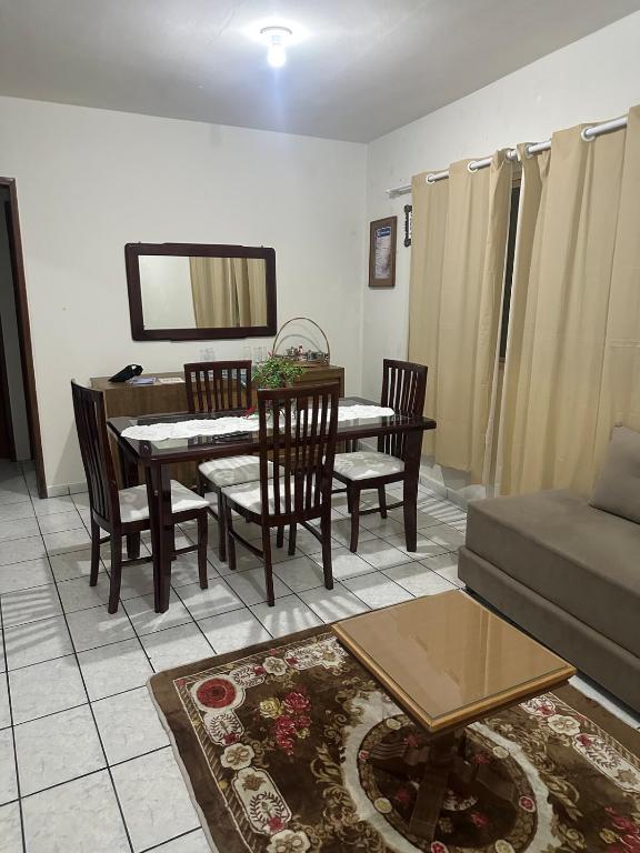 a living room with a table and chairs and a couch at Apartamento próximo da Praça Mestre Dominguinhos in Garanhuns