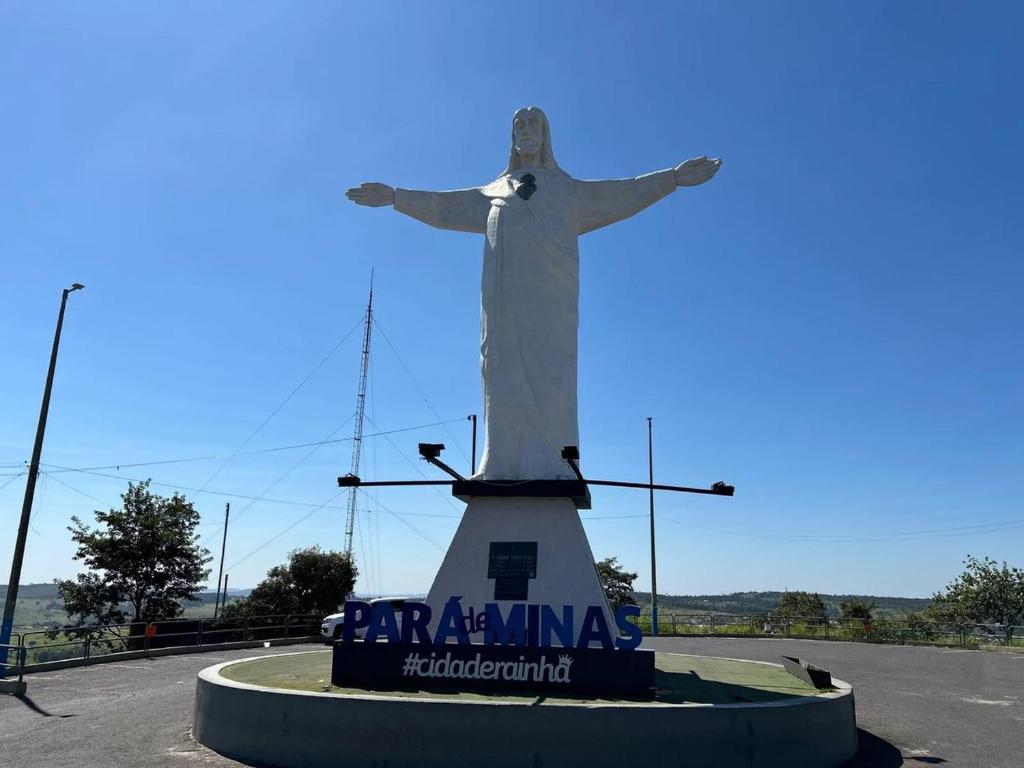 a statue of christ the redeemer in the middle of a road at Apto para 8 pessoas com Garagem e Churrasqueira in Pará de Minas