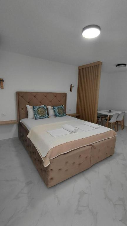 a bedroom with a large bed in a room at Studio apartmani AHUS in Petrovac na Moru