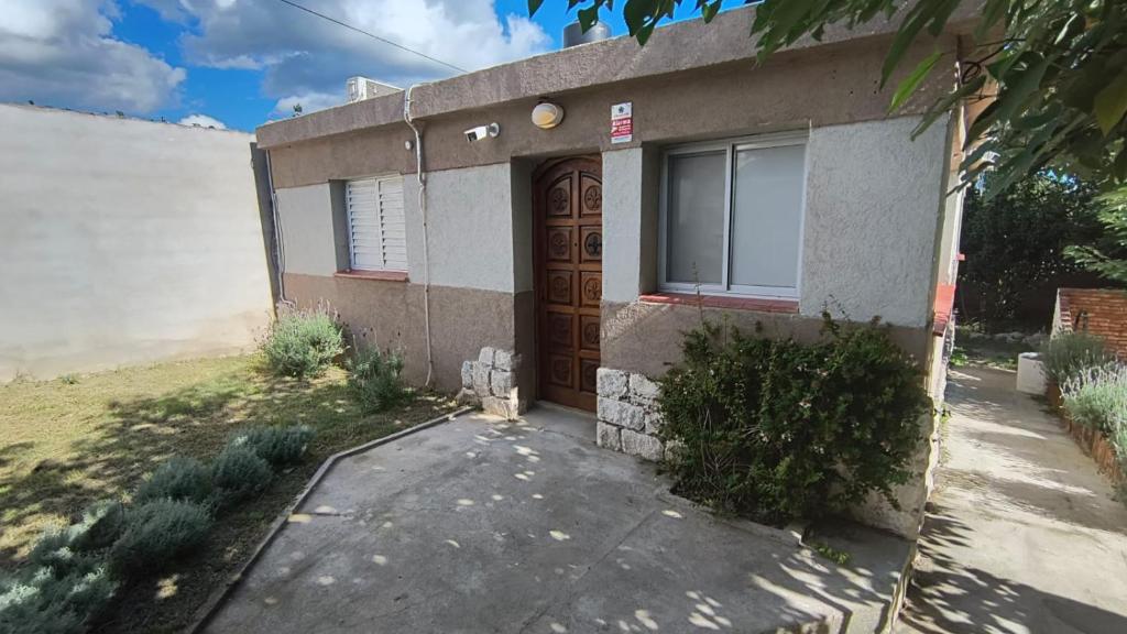 a house with a brown door and a driveway at Casa Celina in La Falda