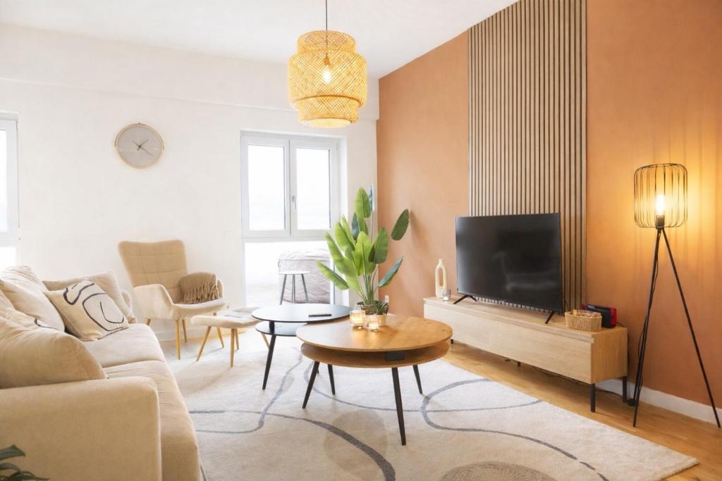 a living room with a couch and a tv at Whirlpool & Terrasse - Familien & Gruppenfreundlich in Aschaffenburg